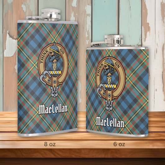 Clan MacLellan-Wappen über altem Tartan Flachmann
