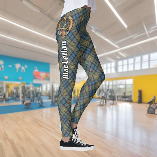 Clan MacLellan Wappen über altem Tartan Leggings