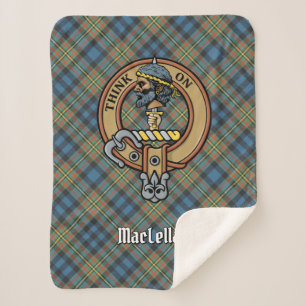 Clan MacLellan-Wappen über altem Tartan Sherpadecke