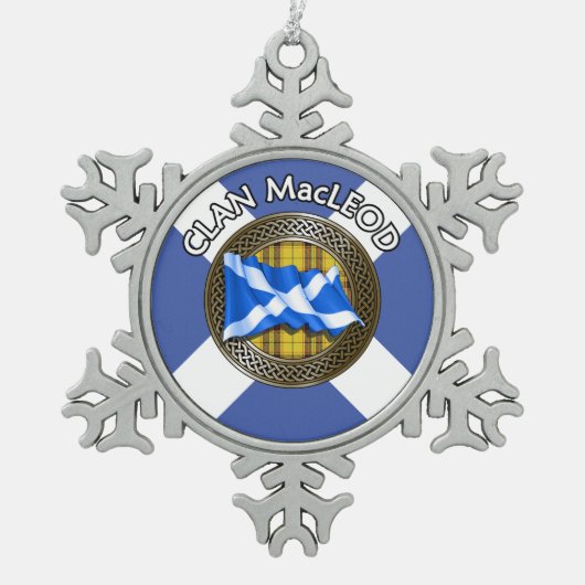 Clan MacLeod Tartan Knot & Flag Schneeflocken Zinn-Ornament (Vorderseite)