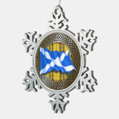 Clan MacLeod Tartan Knot & Flag Schneeflocken Zinn-Ornament (Rechts)