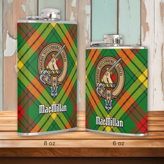 Clan MacMillan Wappen über Tartan Flachmann