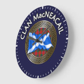 Clan MacNeacail Tartan Knot & Flag Große Wanduhr (Winkel)