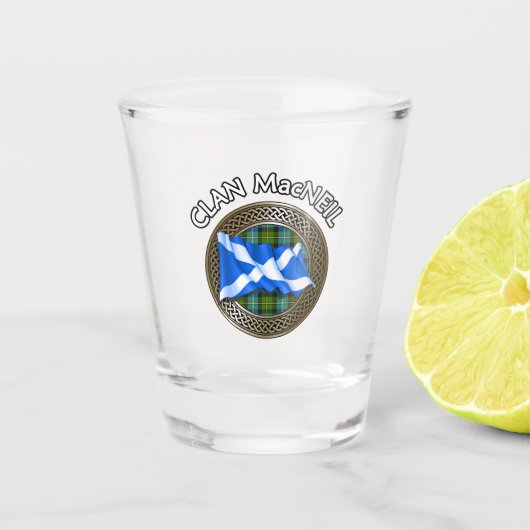 Clan MacNeil Tartan Knot & Flag Schnapsglas (Vorderseite)