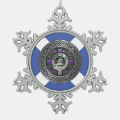 Clan MacNeil Wappen & Tartan Knot Schneeflocken Zinn-Ornament (Vorderseite)