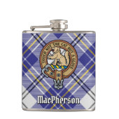 Clan MacPherson Wappen über Blue Dress Tartan Flachmann (Vorderseite)