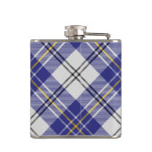 Clan MacPherson Wappen über Blue Dress Tartan Flachmann (Rückseite)