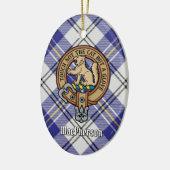 Clan MacPherson Wappen über Blue Dress Tartan Keramik Ornament (Links)