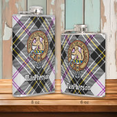 Clan MacPherson Wappen über Dress Tartan Flachmann