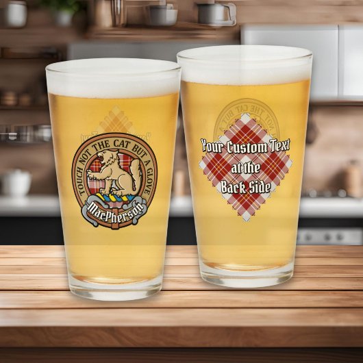 Clan MacPherson Wappen über Red Dress Tartan Glas