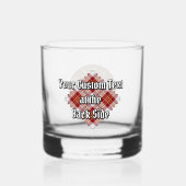 Clan MacPherson Wappen über Red Dress Tartan Whiskyglas (Rückseite)