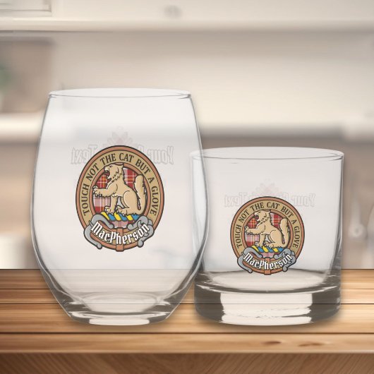 Clan MacPherson Wappen über Red Dress Tartan Whiskyglas