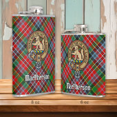 Clan MacPherson Wappen über Tartan Flachmann