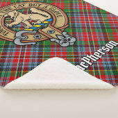 Clan MacPherson Wappen über Tartan Sherpadecke (3/4)