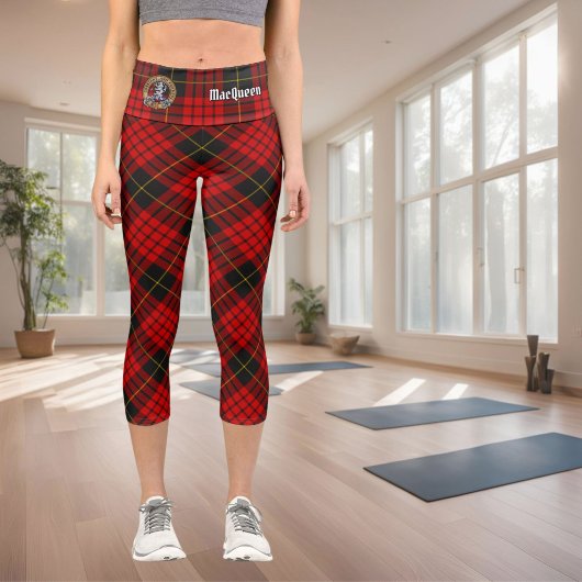 Clan MacQueen Crest über Tartan Capri Leggings