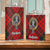 Clan MacQueen Crest über Tartan Flachmann