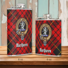 Clan MacQueen Crest über Tartan Flachmann