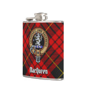 Clan MacQueen Crest über Tartan Flachmann (Links)