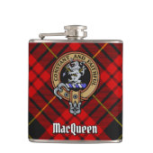 Clan MacQueen Crest über Tartan Flachmann (Vorderseite)