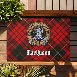 Clan MacQueen Crest über Tartan Fußmatte