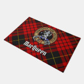 Clan MacQueen Crest über Tartan Fußmatte (Schrägansicht)