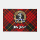 Clan MacQueen Crest über Tartan Fußmatte (Vorderseite)