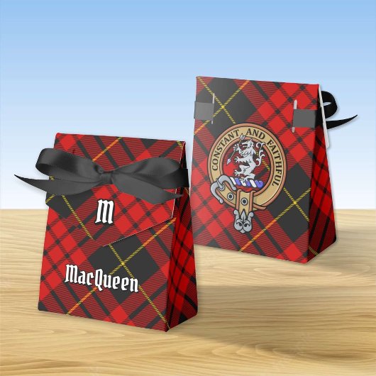 Clan MacQueen Crest über Tartan Geschenkschachtel