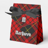Clan MacQueen Crest über Tartan Geschenkschachtel (Vorderseite)