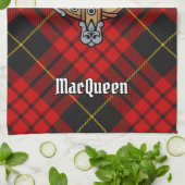 Clan MacQueen Crest über Tartan Geschirrtuch (Gefaltet)
