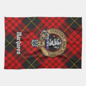 Clan MacQueen Crest über Tartan Geschirrtuch (Horizontal)