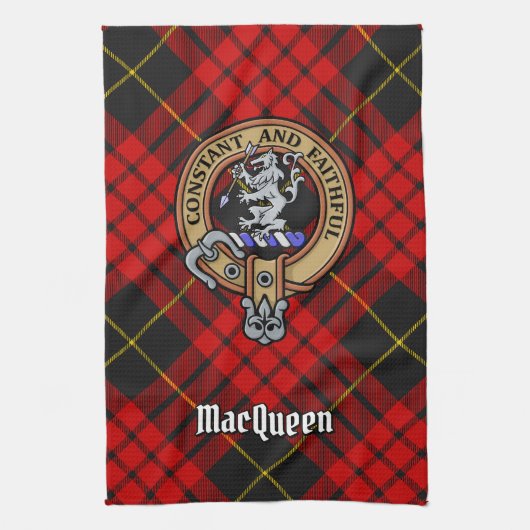 Clan MacQueen Crest über Tartan Geschirrtuch (Vertikal)
