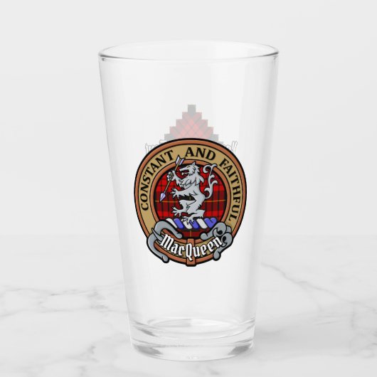 Clan MacQueen Crest über Tartan Glas (Vorderseite)
