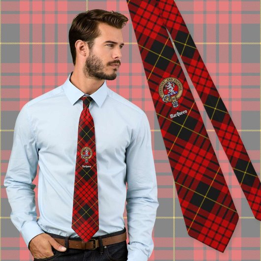 Clan MacQueen Crest über Tartan Krawatte