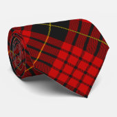 Clan MacQueen Crest über Tartan Krawatte (Gerollt)