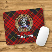 Clan MacQueen Crest über Tartan Mousepad