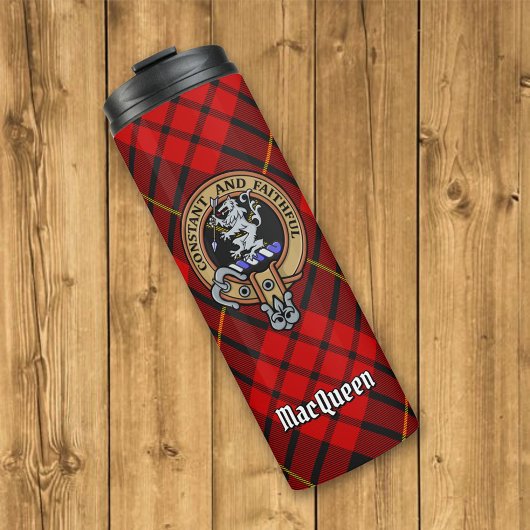 Clan MacQueen Crest über Tartan Thermosbecher