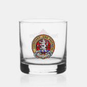 Clan MacQueen Crest über Tartan Whiskyglas (Vorderseite)
