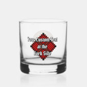 Clan MacQueen Crest über Tartan Whiskyglas (Rückseite)