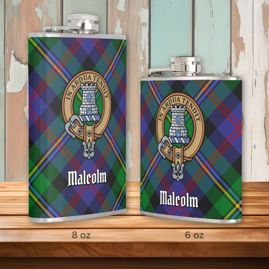 Clan Malcolm-Wappen über Tartan Flachmann