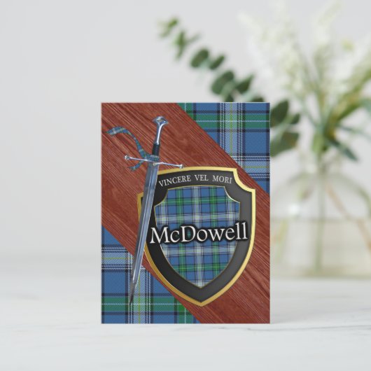 Clan McDowell Tartan Sword & Shield Postkarte (Stehend Vorderseite)