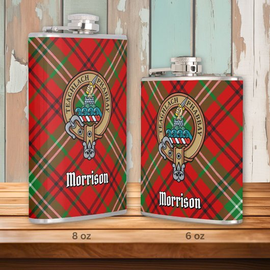 Clan Morrison Wappen über Red Tartan Flachmann