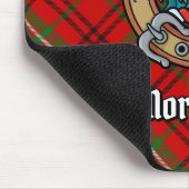 Clan Morrison Wappen über Red Tartan Mousepad (Ecke)