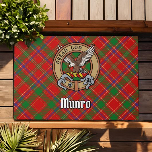 Clan Munro-Wappen über Tartan Fußmatte