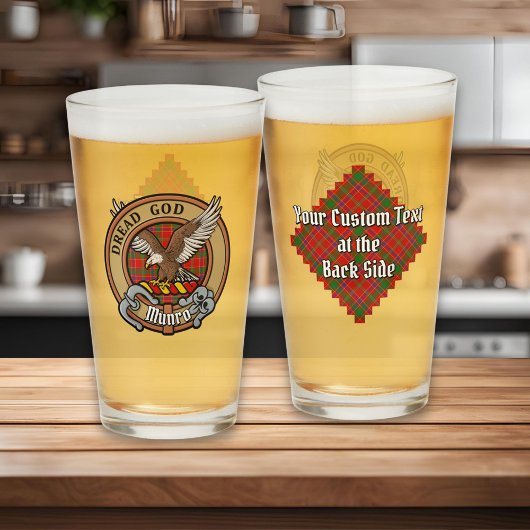 Clan Munro-Wappen über Tartan Glas