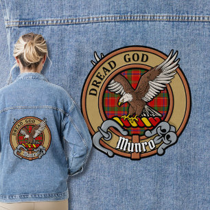 Clan Munro-Wappen über Tartan Jeansjacke