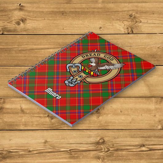 Clan Munro-Wappen über Tartan Notizblock