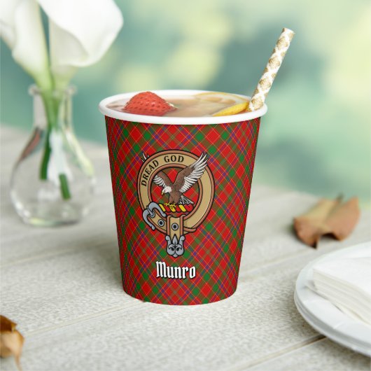 Clan Munro-Wappen über Tartan Pappbecher (In Situ)
