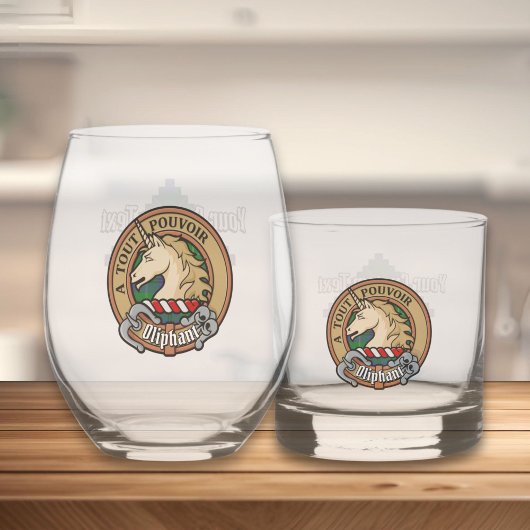 Clan Oliphant Wappen über Tartan Whiskyglas