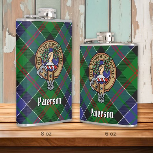 Clan Paterson Wappen über Tartan Flachmann