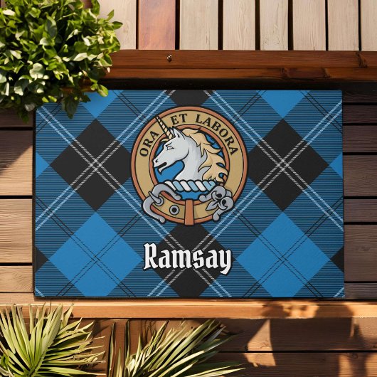 Clan Ramsay Wappen über Blue Hunting Tartan Fußmatte
